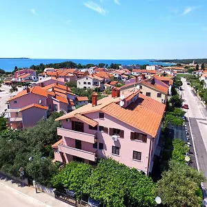 apartments-mira-1293.pula-hotels.org/
